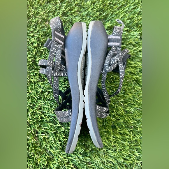 Chaco Kids Black/White Print Sandals SZ 4 - Picture 3 of 5